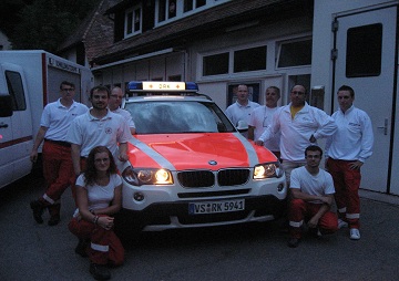 Foto: Gruppe von DRK-Helfern mit Rettungsausrüstung